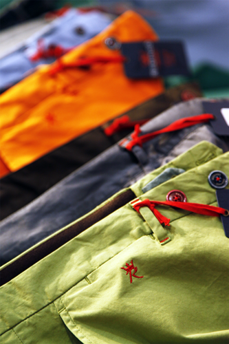 Abbinamento casual per la camicia bianca pantaloni colorati da uomo