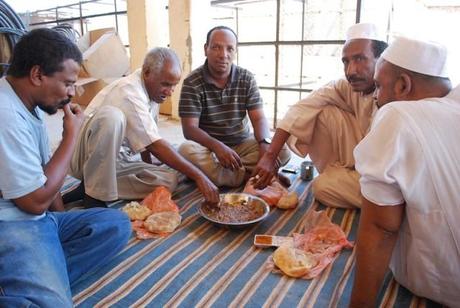 Un pranzo tipicamente sudanese con il fùl
