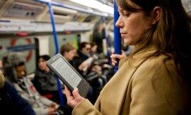 Leggere gratis? Si può Woman reading an ebook