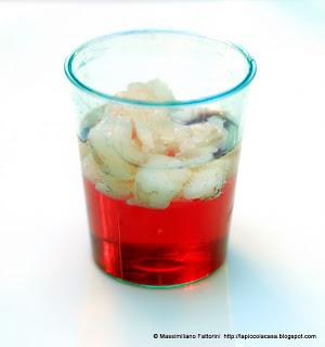 Lo spritz , un cocktail solido e il pesce: gelatina di bitter con tartare di gambero e bollicine