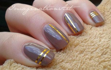 Nail Art: Golden Stripes