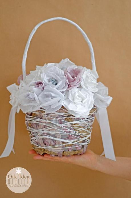 ROSE E CESTINO IN CARTA DA IMBALLO RICICLATA/ Scrap paper basket of roses