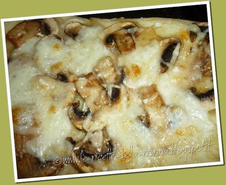 Pizza bianca con funghi champignon, mozzarella e parmigiano (6)