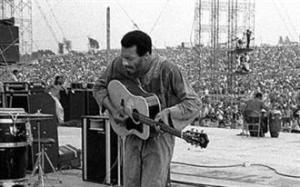 Richie Havens durante la sua esibizione a Woodstock