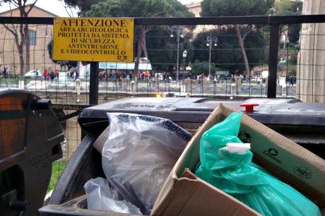 STREPITOSO AFFACCIO SUI FORI IMPERIALI: ECCO COME VIENE VALORIZZATO. SENZ'ALTRO IL LUOGO PIU' IDONEO PER PIAZZARCI TRE STUPIDISSIMI CASSONETTI DELLA MONNEZZA. STREPITOSO AFFACCIO SUI FORI IMPERIALI: ECCO COME VIENE VALORIZZATO. SENZ'ALTRO IL LUOGO PIU' IDONEO PER PIAZZARCI TRE STUPIDISSIMI CASSONETTI DELLA MONNEZZA.