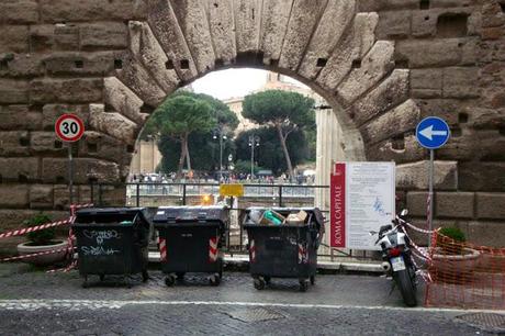 STREPITOSO AFFACCIO SUI FORI IMPERIALI: ECCO COME VIENE VALORIZZATO. SENZ'ALTRO IL LUOGO PIU' IDONEO PER PIAZZARCI TRE STUPIDISSIMI CASSONETTI DELLA MONNEZZA. STREPITOSO AFFACCIO SUI FORI IMPERIALI: ECCO COME VIENE VALORIZZATO. SENZ'ALTRO IL LUOGO PIU' IDONEO PER PIAZZARCI TRE STUPIDISSIMI CASSONETTI DELLA MONNEZZA.