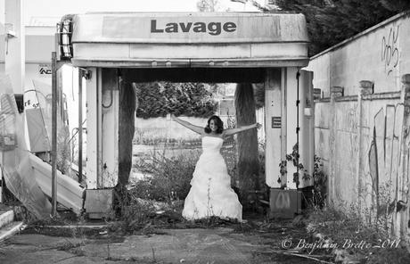 Una novia en una estación de lavado