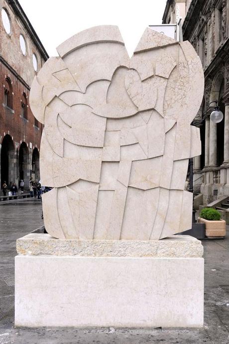 Piazza del Duomo - Restauro delle sculture di Consagra in via Dei Mercanti - credit Ufficio fotografico del Comune di Milano