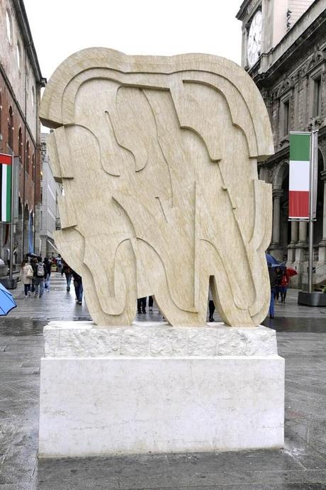 MILANO - Restauro delle sculture di Consagra in via Dei Mercanti - credit Ufficio fotografico del Comune