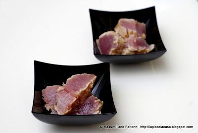 Meglio del tonno un finger food di palamita (sarda sarda) tataki ,  fuori cotta dentro cruda, una vera prelibatezza.
