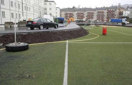 Norvegia, il terreno di gioco è attraversato da una strada… Norvegia, il terreno di gioco è attraversato da una strada…