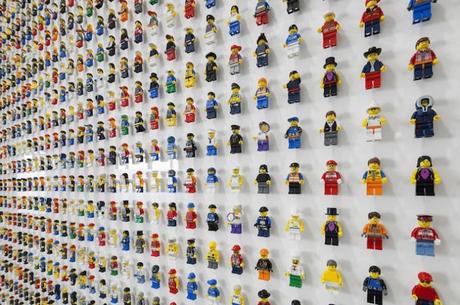 Una parete di omini LEGO