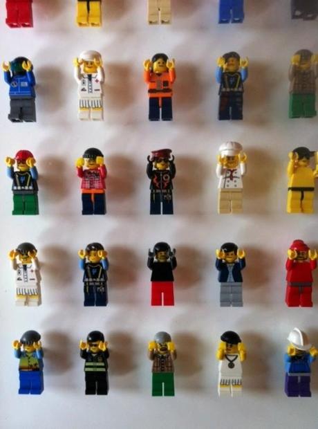 Una parete di omini LEGO
