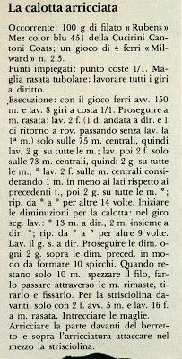 Berretto con la calotta arricciata lavorato con i ferri Berretto con la calotta arricciata lavorato con i ferri