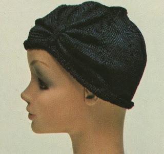 Berretto con la calotta arricciata lavorato con i ferri Berretto con la calotta arricciata lavorato con i ferri