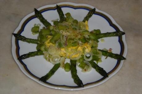 Asparagi con uova strapazzate e cipollotto rosso asparagiuovastrapazzate4