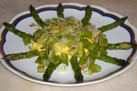 Asparagi con uova strapazzate e cipollotto rosso asparagiuovastrapazzate2
