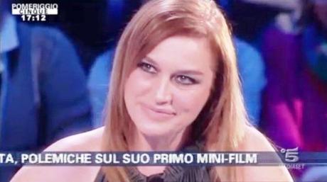 LORY DEL SANTO PRESENTA UFFICIALMENTE IL SUO FILM THE NIGHT CLUB A POMERIGGIO 5