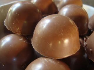 Cioccolatini con ganache fondente e amarene Fabbri. Cioccolatini con ganache fondente e amarene Fabbri.