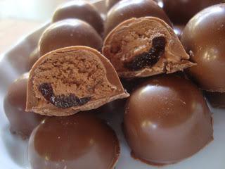 Cioccolatini con ganache fondente e amarene Fabbri. Cioccolatini con ganache fondente e amarene Fabbri.