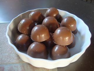 Cioccolatini con ganache fondente e amarene Fabbri.