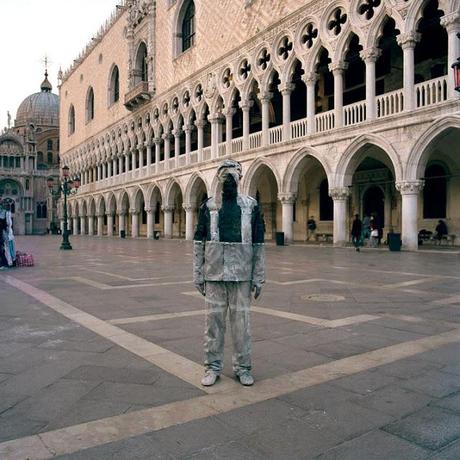 Liu Bolin mimetizzato a Verona