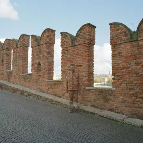 Liu Bolin mimetizzato a Verona