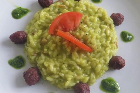 Risotto mantecato con crema di zucchine e burro Occelli, pesto,speck e salsiccia ubriaca Risotto zucchine e burro Occelli, speck e salsiccia ubriaca