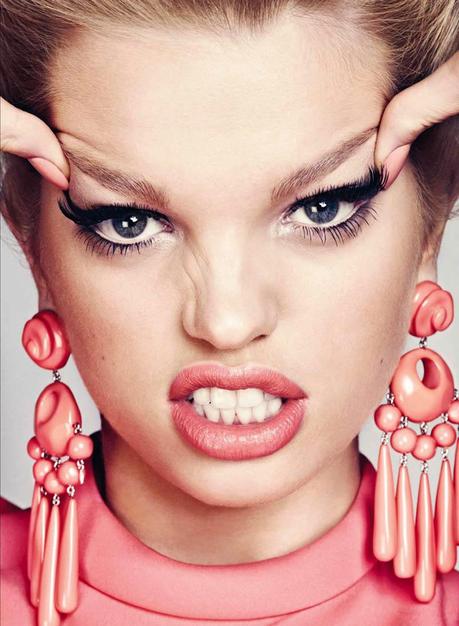 { Daphne Groeneveld | Alguien Nos Mira }