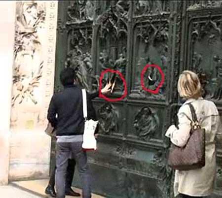 Porta principale del Duomo di Milano - e ... un rito misterioso -