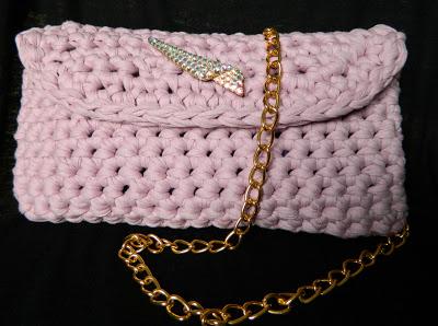 Sulla pochette in fettuccia la spilla da regalare alla mamma!