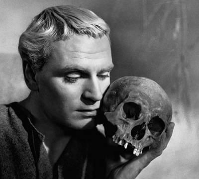 Laurence Olivier in Amleto