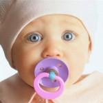 Pulire il ciuccio dei bimbi con la saliva li protegge dalle allergie