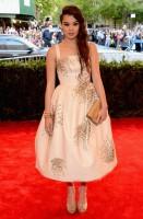 hailee steinfeld - donna karan atelier (scarpe e clutch jimmy choo e gioielli eddie borgo)