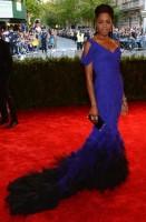 naomie harris - donna karan atelier (scarpe christian louboutin, clutch edie parker e gioielli kwiat)