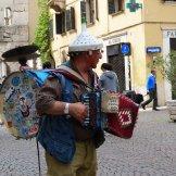 one-man-band-suonatore-strada-verona One man band a Porta Borsari