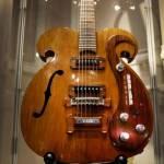 Una chitarra fatta su misura VOX suonata da John Lennon e George Harrison03