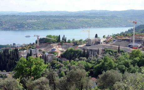 Lago di Garda ; Sette ville vip squarciano 78mila euro di bosco