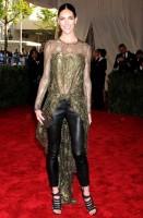 hilary rhoda - wes gordon (scarpe giuseppe zanotti, clutch kotur e gioielli jennifer fisher)