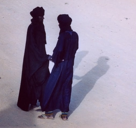 imazighenstateofmind:

Tuareg people near Agadez. Niger.