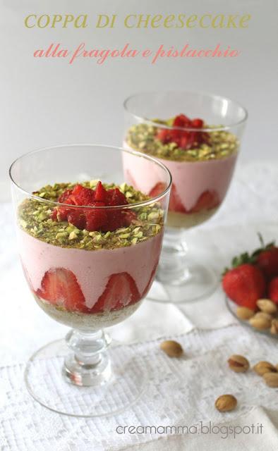 Coppa di cheesecake alla fragola e pistacchio Coppa di cheesecake alla fragola e pistacchio
