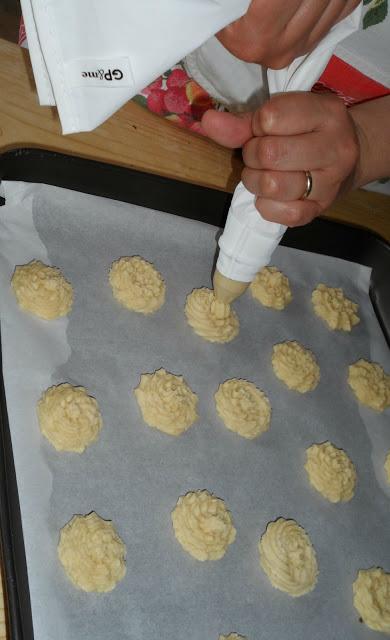 Fiocco dolce alla ricotta e Frollini farciti per la festa della mamma.