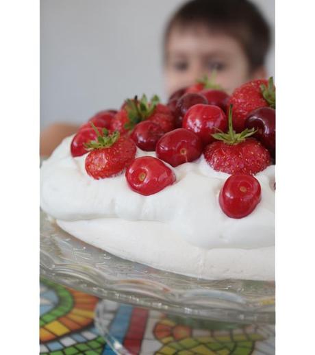 pavolova2 Pavlova con fragole e ciliegie per la festa della Mamma!