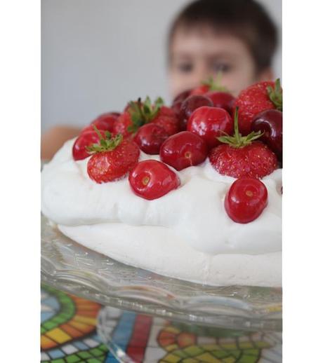 Pavlova con fragole e ciliegie per la festa della Mamma!