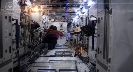 Un astronauta nello spazio canta Space Oddity di David Bowie