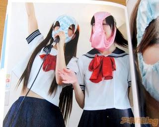 Dal Giappone la moda di andare in giro con le mutande in faccia