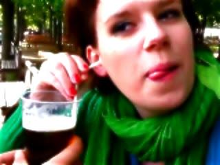 La ragazza che beve la birra dall'orecchio