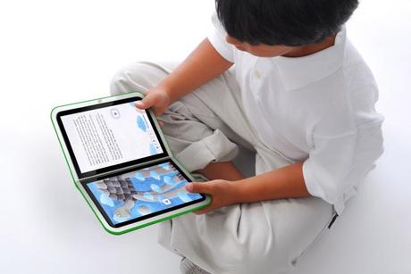 Bambino sfoglia un ebook reader