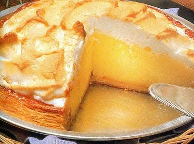 Torta meringata con crema al limone.