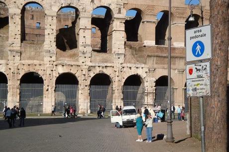 ANCORA SEGNALAZIONI DAL COLOSSEO! SAREBBE AREA PEDONALE, SOLO LE CARROZZE CON CAVALLI POSSONO TRANSITARE. EPPURE GUARDATE UN PO' QUELLA CAMIONETTA... E POCO PIU' LA UN'AUTO DI PIZZARDONI... ANCORA SEGNALAZIONI DAL COLOSSEO! SAREBBE AREA PEDONALE, SOLO LE CARROZZE CON CAVALLI POSSONO TRANSITARE. EPPURE GUARDATE UN PO' QUELLA CAMIONETTA... E POCO PIU' LA UN'AUTO DI PIZZARDONI...